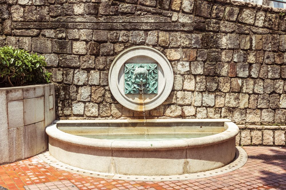 Ein westlicher Brunnen am Quiosque do Largo do Lilau