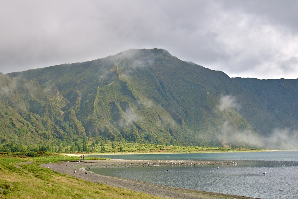 Das Ufer des Lagoa do Fogo