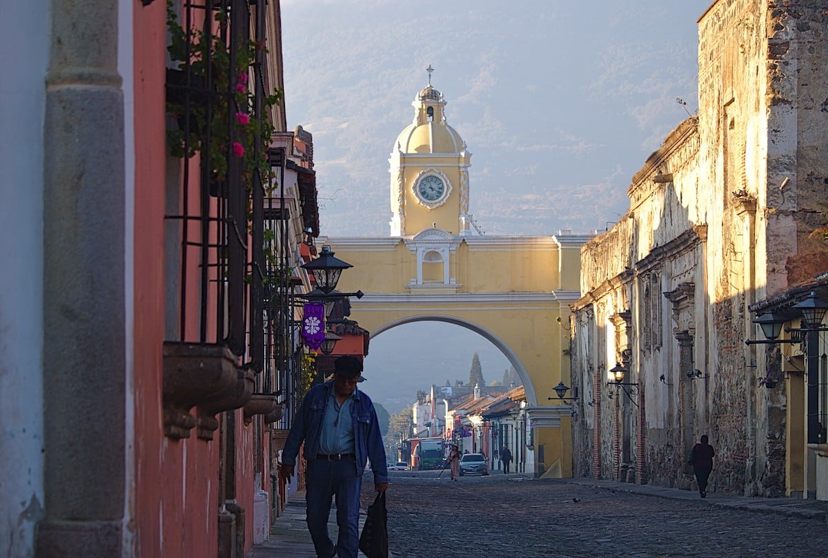 Arco Santa Catalina in Guatemala am frühen Morgen