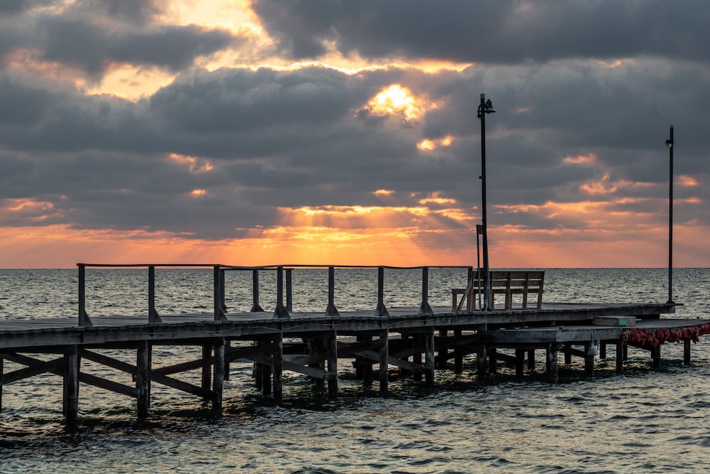 Sonnenaufgang mit Wolken auf Caye Caulker