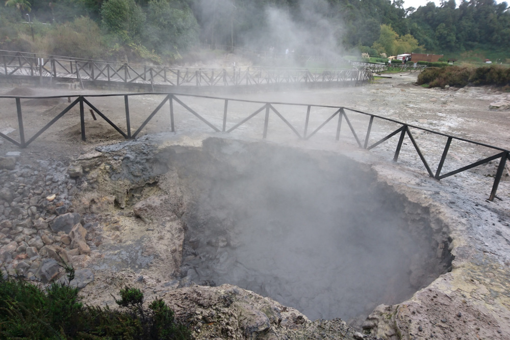 Dampfendes Erdloch in Furnas