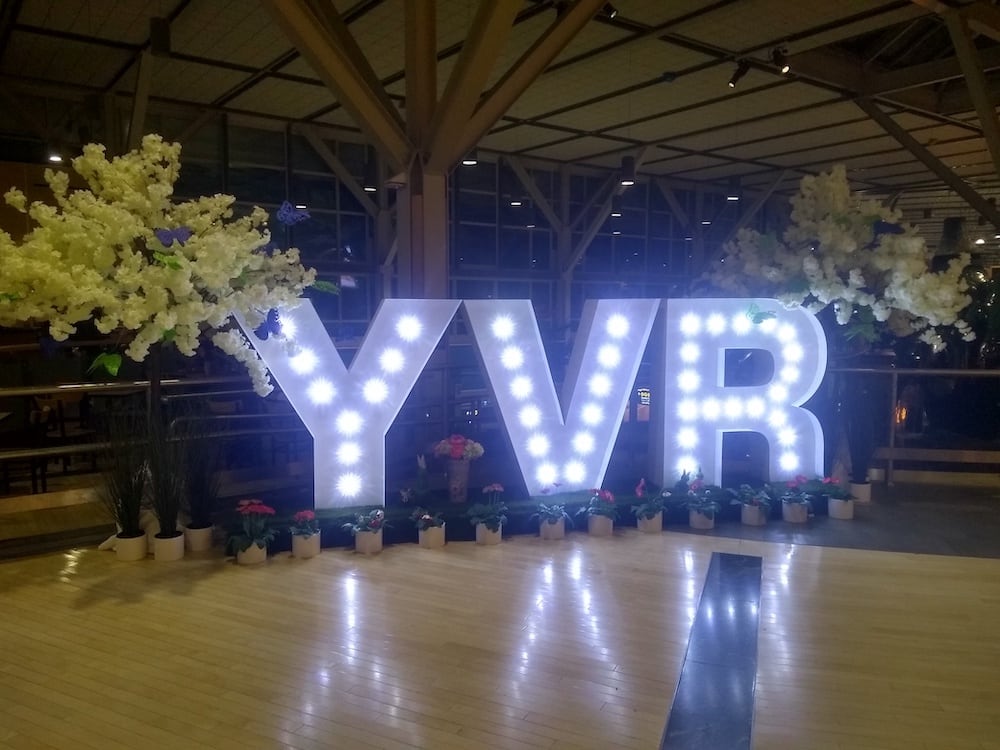 Leuchtendes Zeichen am Flughafen von Vancouver