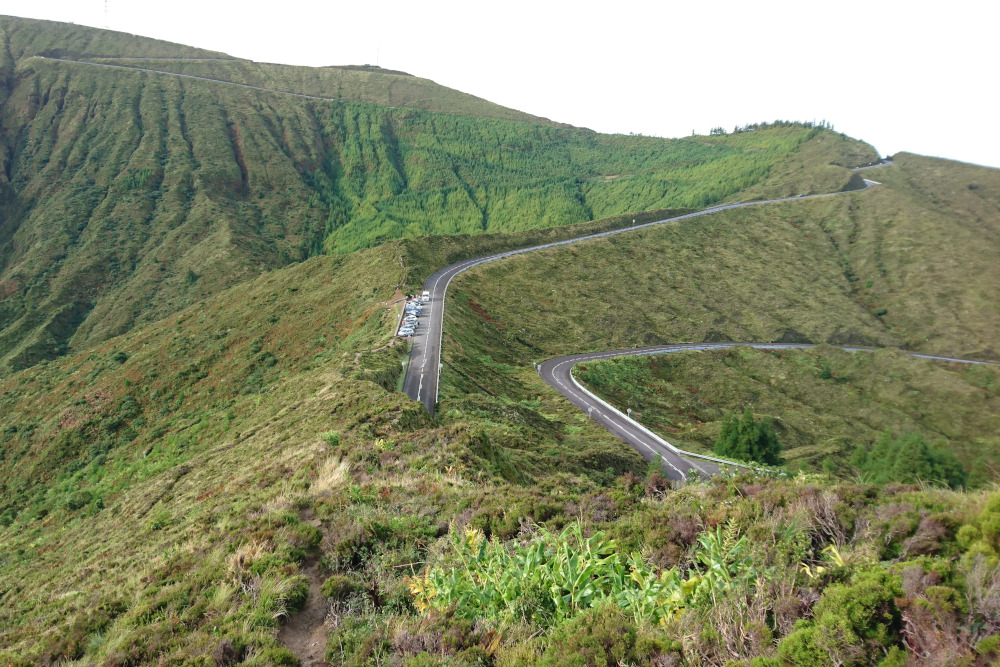 Parkende Autos beim Ausgangspunkt der Wanderung am Lagoa do Fogo