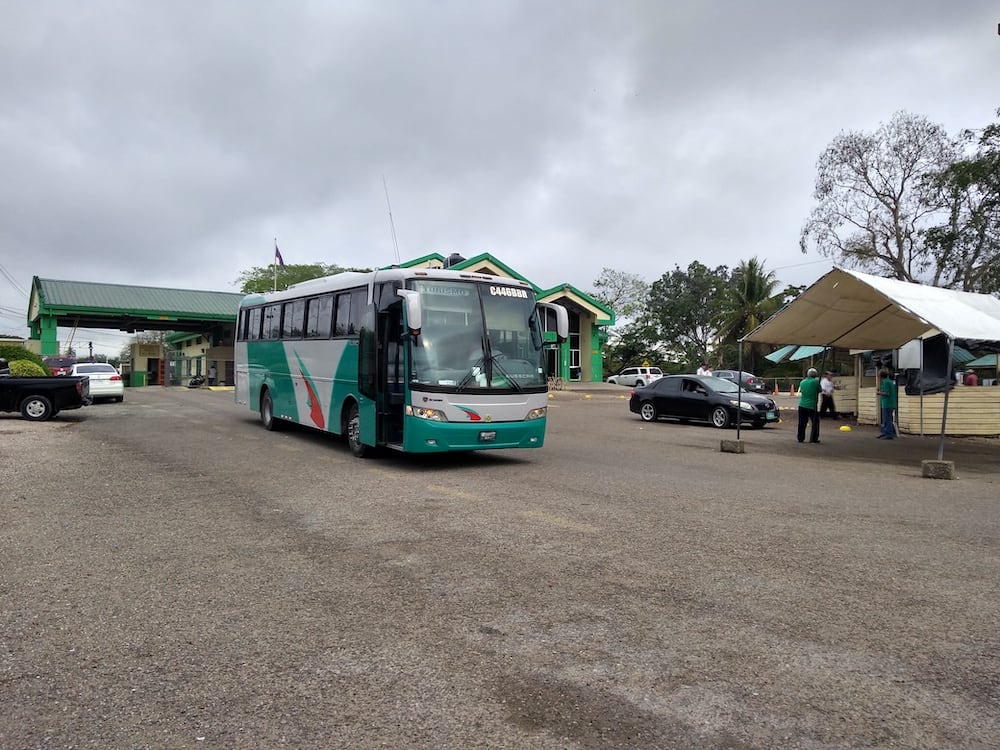 Bus auf dem Grenzübergang zwischen Guatemala und Belize