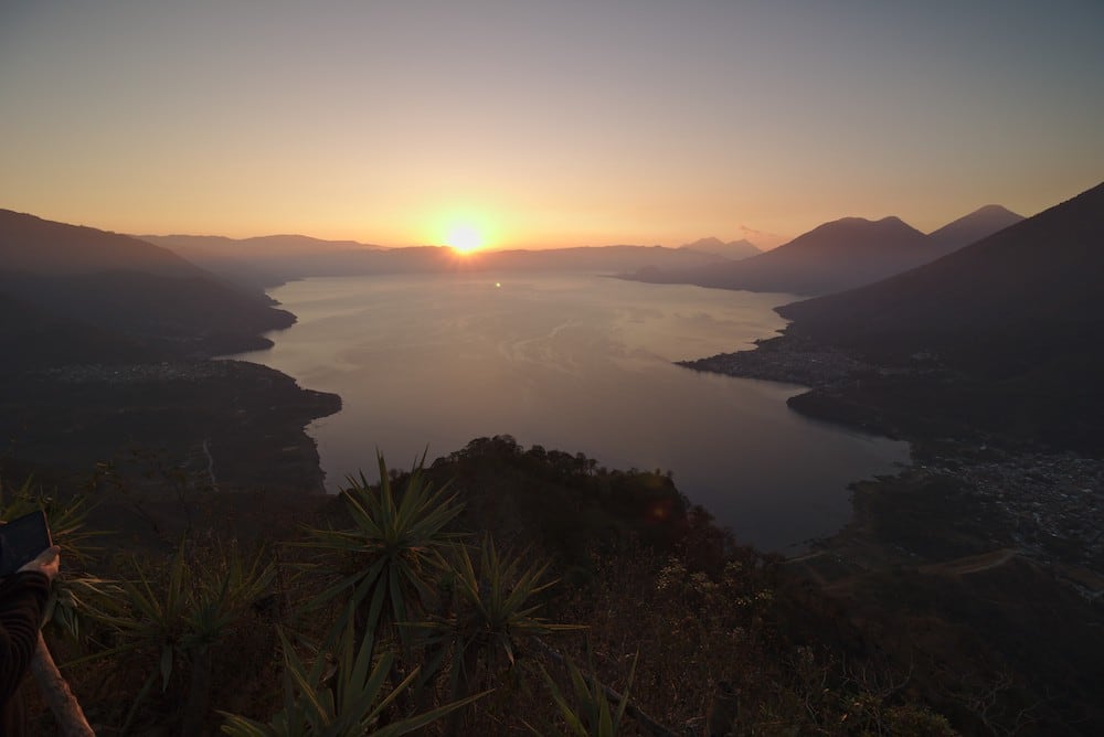 Sonnenaufgang über dem Atitlán See und San Pedro La Laguna