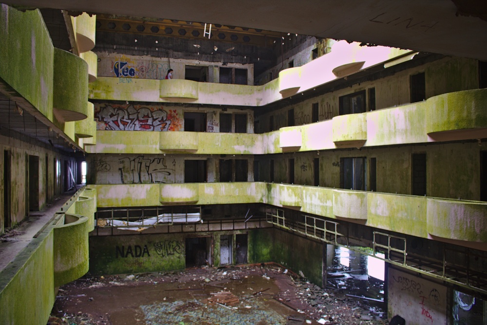 Eingangshalle der Ruine des Hotel Monte Palace auf Sao Miguel