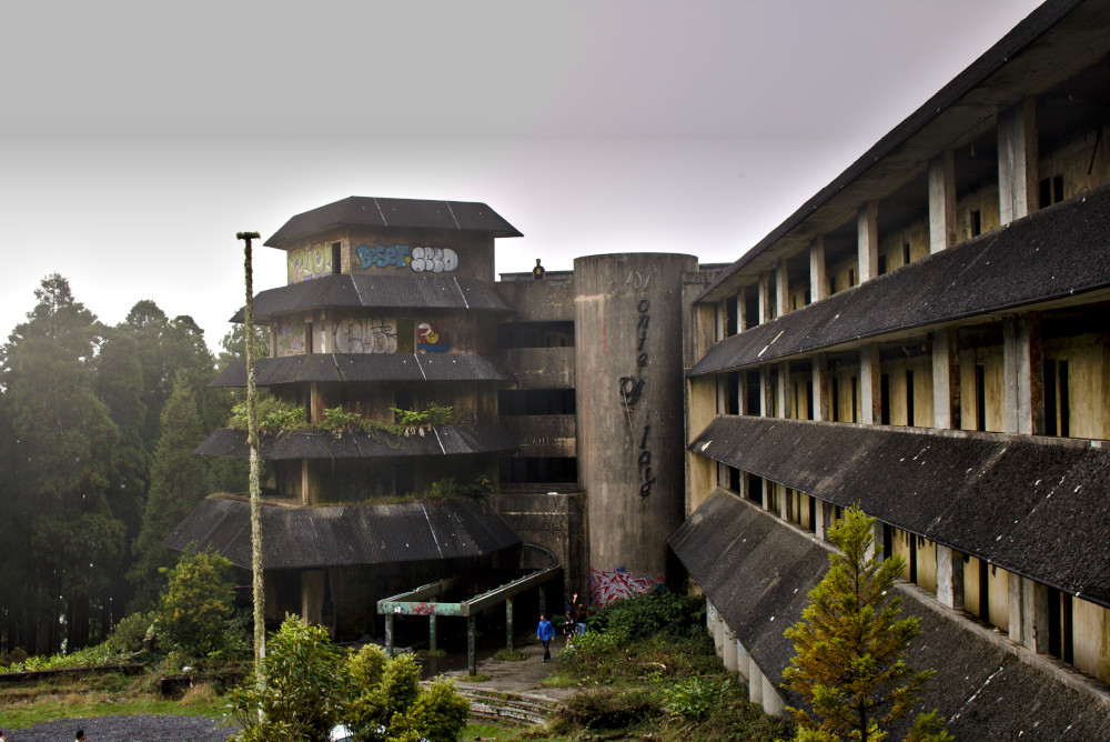 Ruine des Hotel Monte Palace auf Sao Miguel