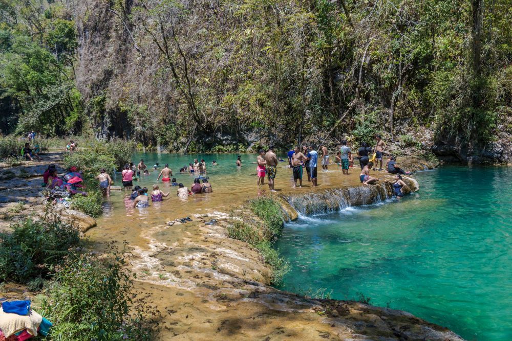 Viele Menschen tummeln sich in Semuc Champey