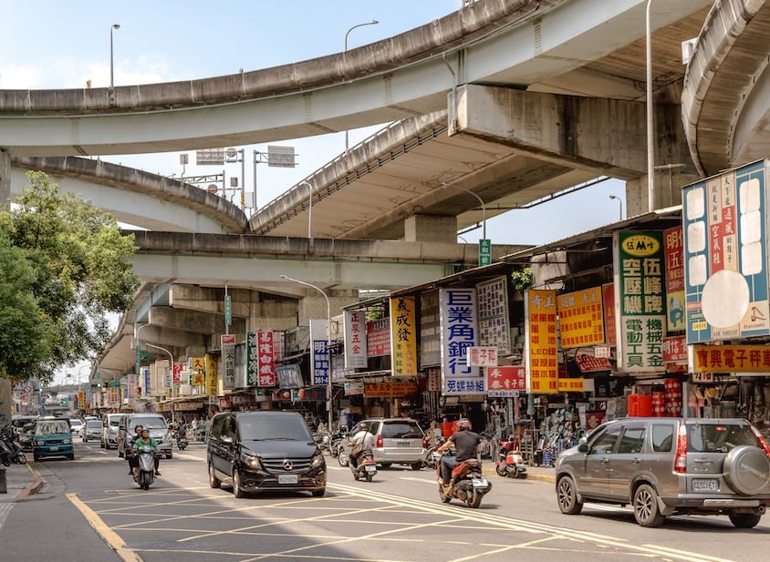 Autobahn über einer Straße in Taipei