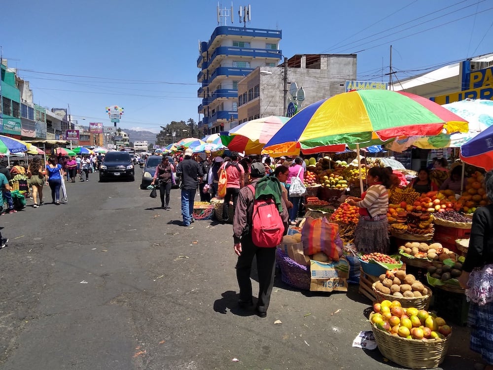 Leute und Waren am Mercado La Democracia in Quetzaltenango