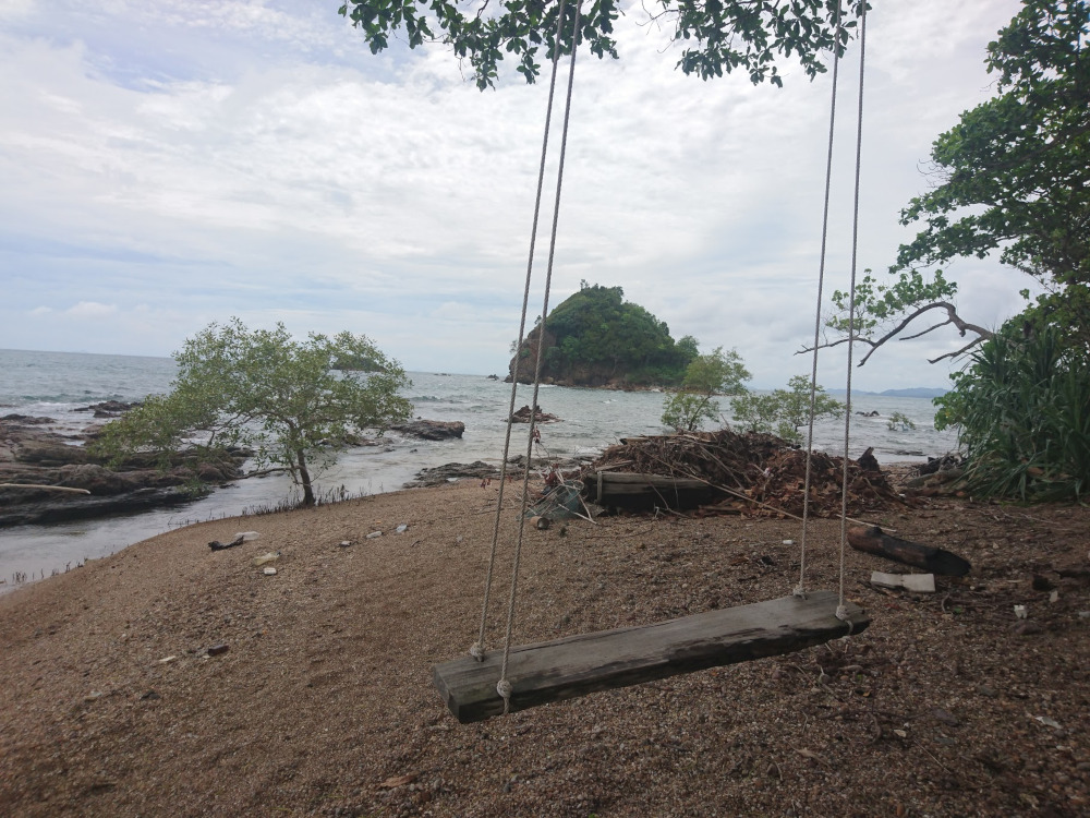 Thailand Koh Lanta Die Panorama-Schaukel im „The Rocket Beach Bar“ ist eine echte Sehenswürdigkeit