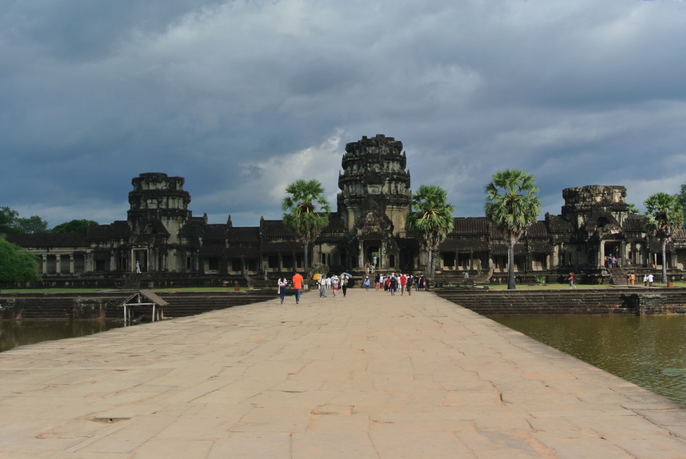 Die Brücke führt zu Angkor Wat