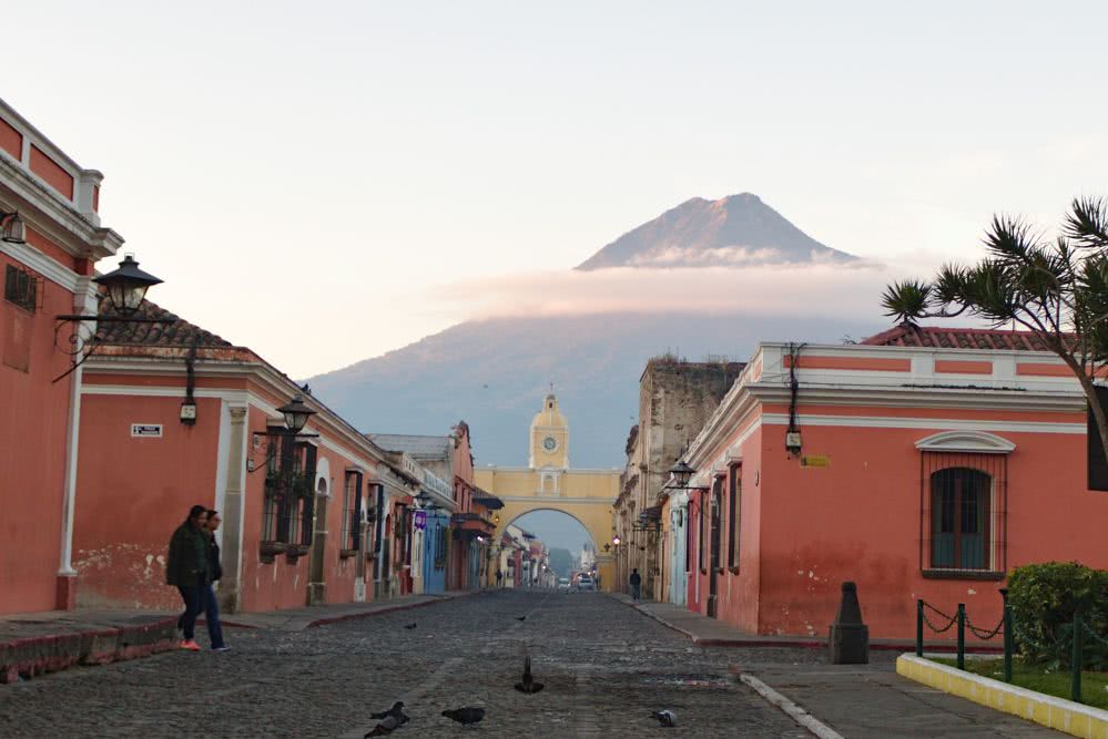 Alte Stadt Antigua Guatemala am Morgen