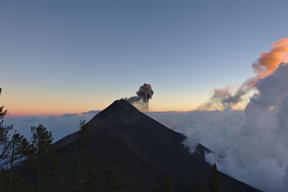 Guatemala Im tollen Licht erstrahlt der Nachbarvulkan Fuego am nächsten Morgen