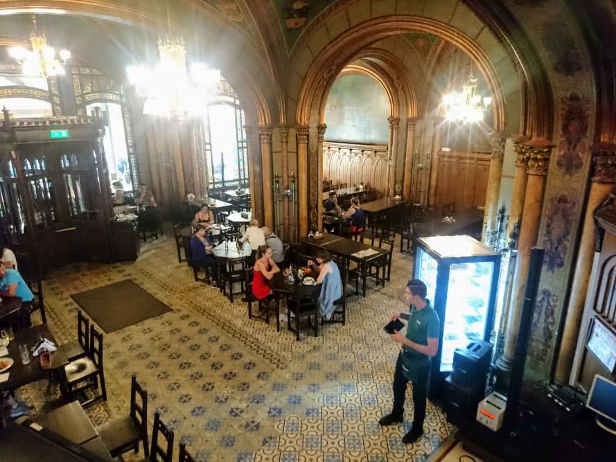 Gut Speisen und Trinken um Bukarester historischen Brauhaus - Caru' cu bere