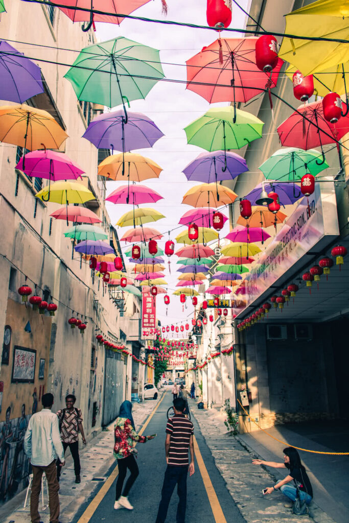 Ipohs bunte Gasse mit Regenschirmen