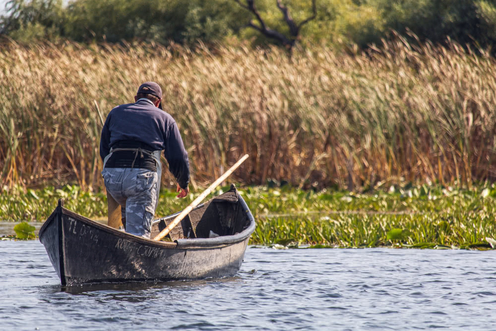 Rumänien Ein Fischer im Biosphäre-Reservat Donau Delta