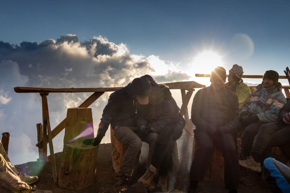 Acatenango Vulkan Dramatisches Licht umgibt die Gruppe zum Sonnenuntergang