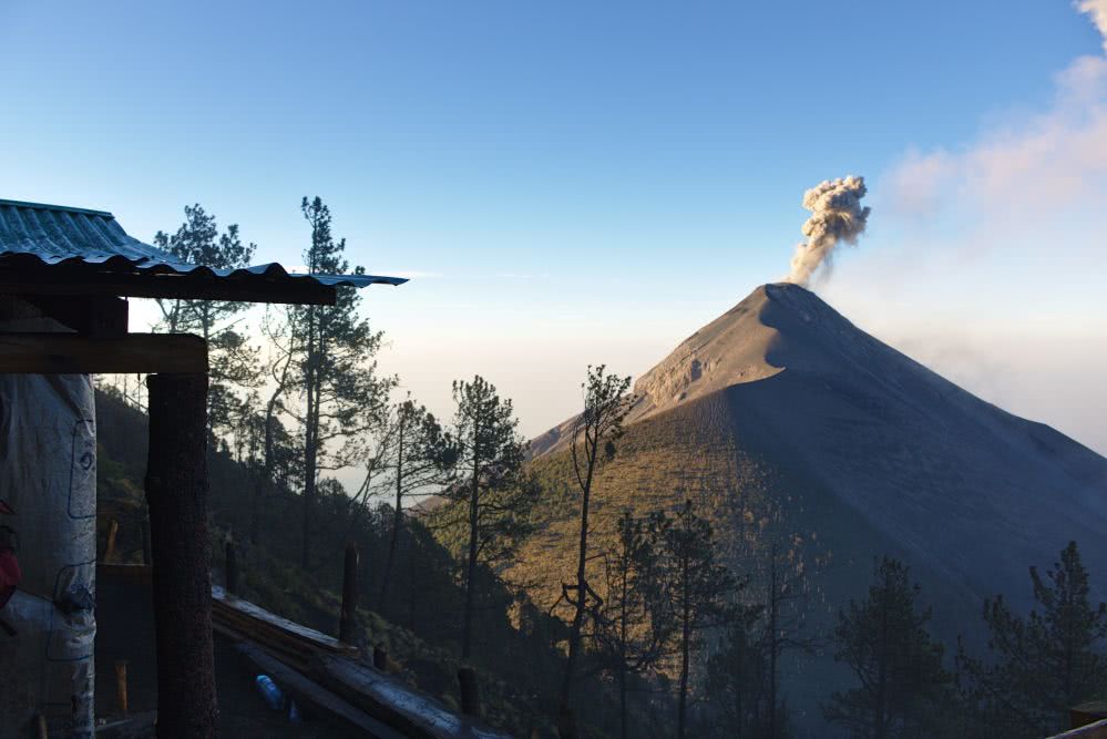 Guatemala Abenteuer Aussicht vom Acatenango  auf den Vulkan Fuego