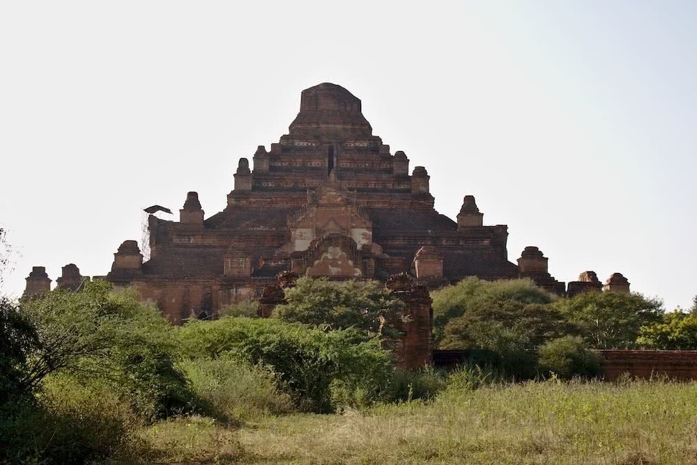 Eine der vielen Pagoden in Old Bagan.