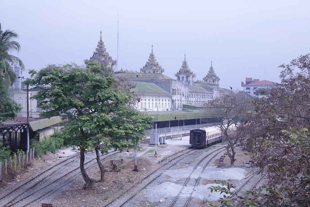 Highlights auf der Route Der mystische Yangon Bahnhof in Myanmar