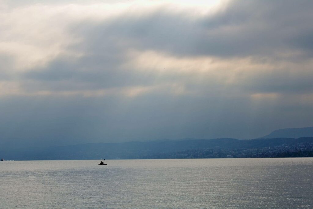 Jahresrückblick 2018 - Unsere Erlebnisse in Bildern 21 Sonnenstrahlen, Zürichsee und ein einsamer Paddler.