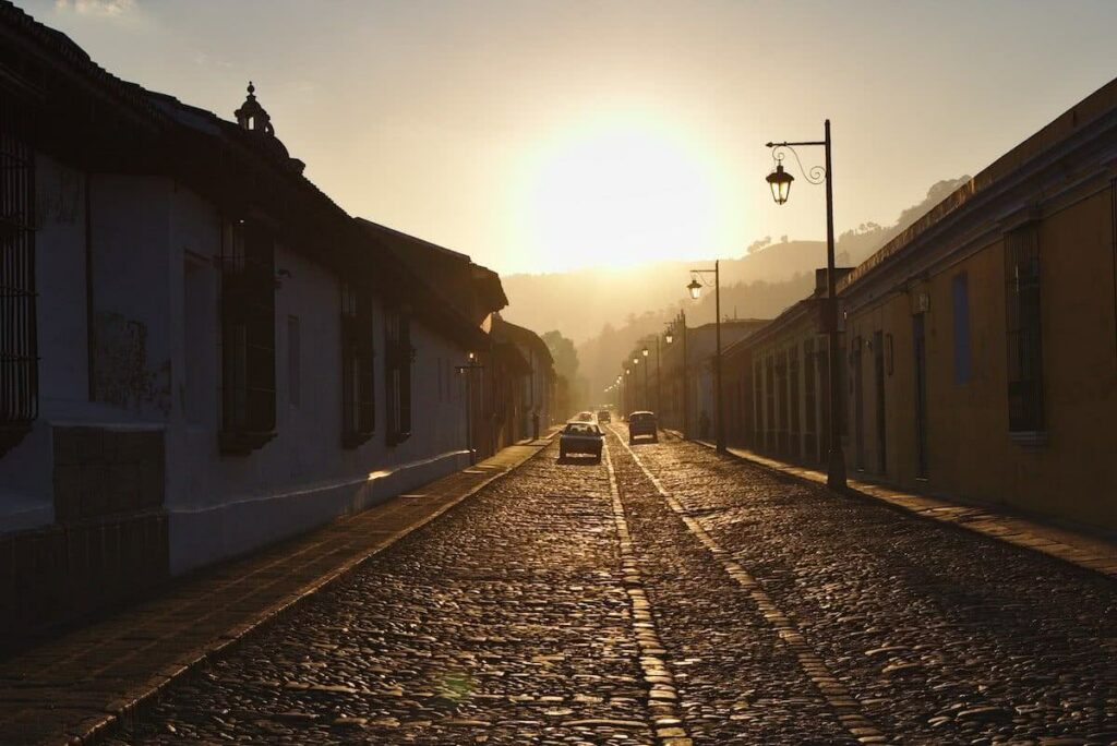 Weltreise: Die alte Hauptstadt Antigua 15 Wunderschön ist der Sonnenaufgang in den Gassen von Antigua.