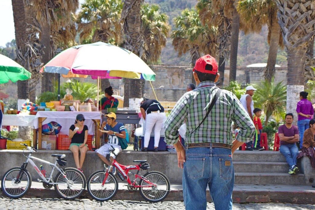 Weltreise: Die alte Hauptstadt Antigua 9 Auch wenn viele Touristen die Stadt besuchen, sieht man viele Einheimische in Antigua.