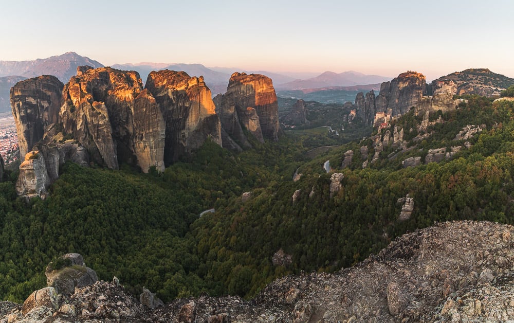 Sonnenaufgang über den Meteora Klöstern in Griechenland