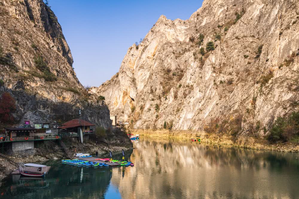 Am Matka-Canyon kann man wandern, Bootfahren oder Kayak ausleihen