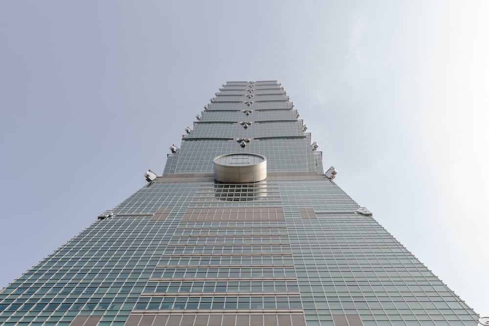 Weltreise: Taipei – Hinein in eine andere Welt 19 Direkt unter dem Taipei 101 merkt man erst, wie groß der Turm wirklich ist.