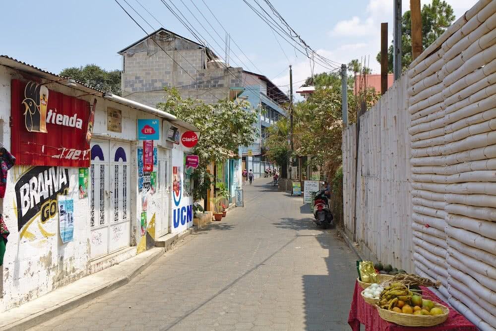 Weltreise: Vulkane, Wasser und Entspannung am Atitlán See 3 Viele Resturants, Bars und kleine Läden gibt es in den Gassen von San Pedro La Laguna.