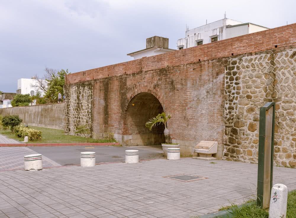 Weltreise: Der Kenting Nationalpark – Der südlichste Punkt Taiwans 1 Ein Stück der alten Stadtmauer von Hengchun ist auch heute noch vorhanden.