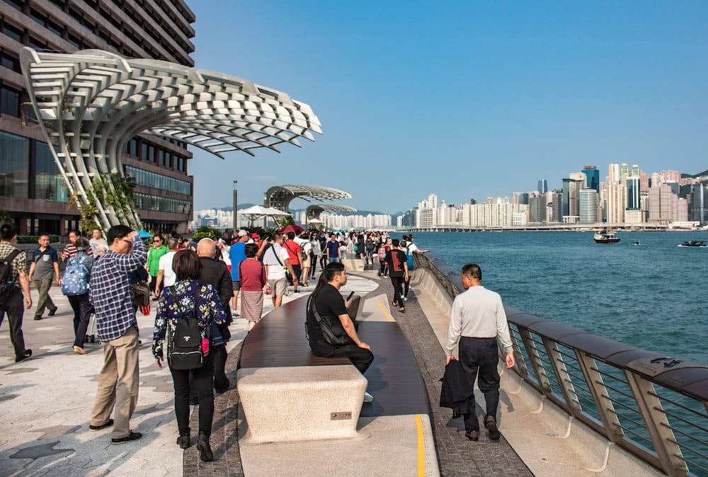 Weltreise: Hongkong und Macau – Noch ein anderes China 1 Viele Leute tummelten sich an der Hafenpromenade