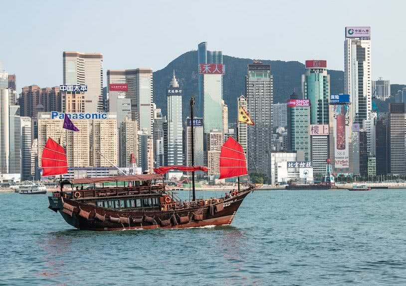 Weltreise: Hongkong und Macau – Noch ein anderes China 3 Alte Dschuken und moderne Wolkenkratzer: ein besonderes Bild.