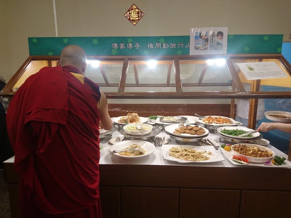 Sogar buddhistische Mönche genossen das vegetarische Essen im "Chang Chun Teng" Restaurant