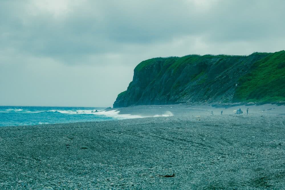 Die raue See peitschte gegen den Strand.