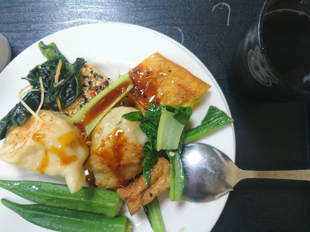 Sehr viel Auswahl an Gemüse und Tofu gab es im Restaurant.