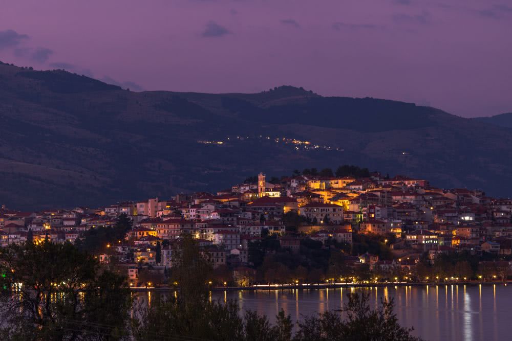 Kastoria gibt ein schönes Panoramabild am Abend