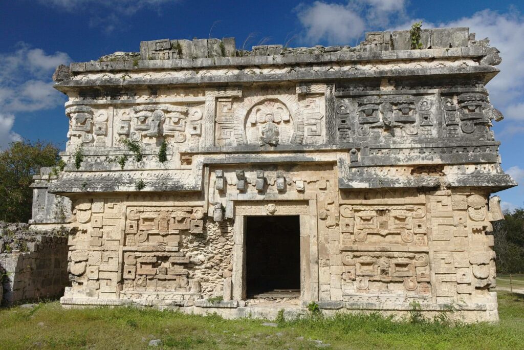 Weltreise: Valladolid und Chichén Itzá – Eines der neuen 7 Weltwunder 7 Schön verzierte Häuser befinden sich auch auf dem Areal von Chichén Itzá.