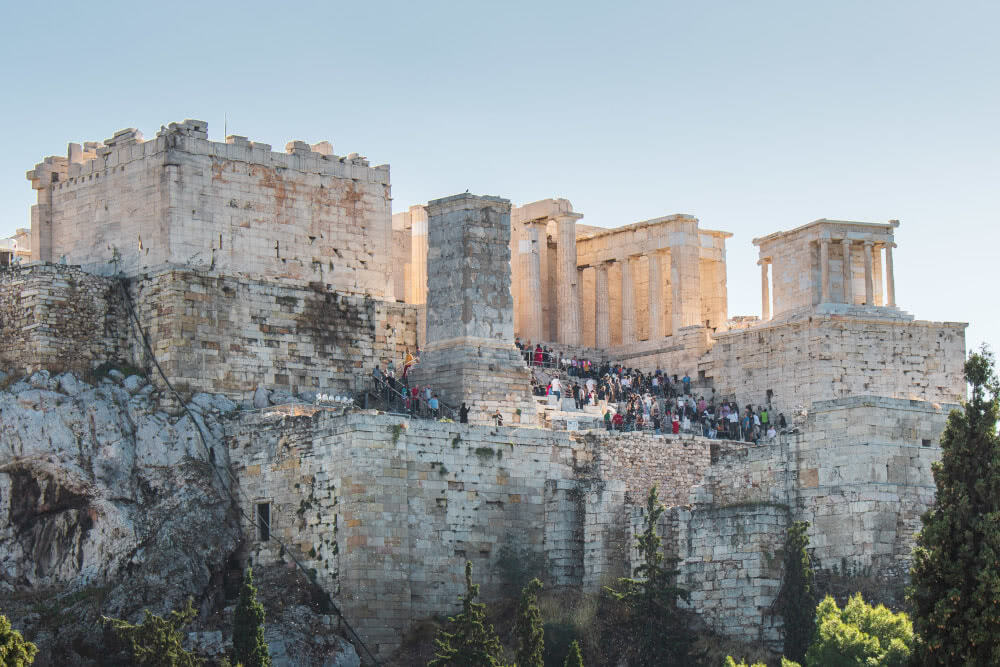 Zu viele Touristen laufen unter der Woche im November auf der Akropolis herum