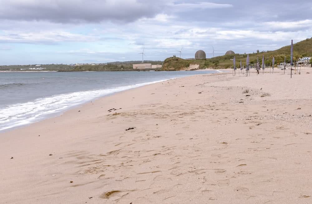 Weltreise: Der Kenting Nationalpark – Der südlichste Punkt Taiwans 9 Der Blick auf das Kernkraftwerk vom Strand war für uns gewöhnungsbedürftig.