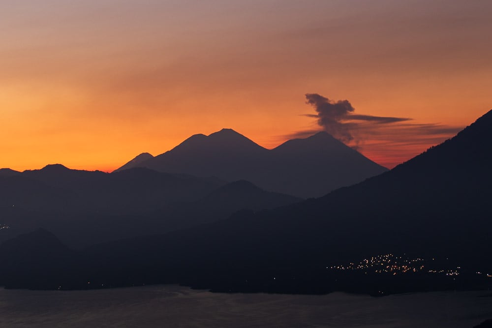 Sonnenaufgang mit Vulkan in Guatemala