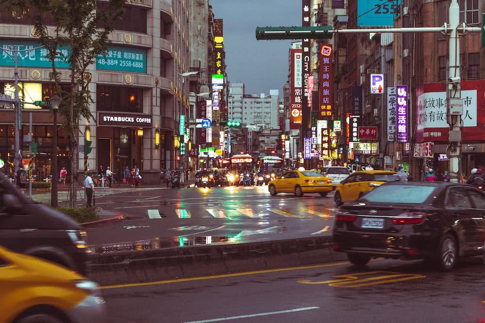 Weltreise: Taipei – Hinein in eine andere Welt 7 In der Nacht reflektierte die nasse Straße die bunten Farben der Stadt.