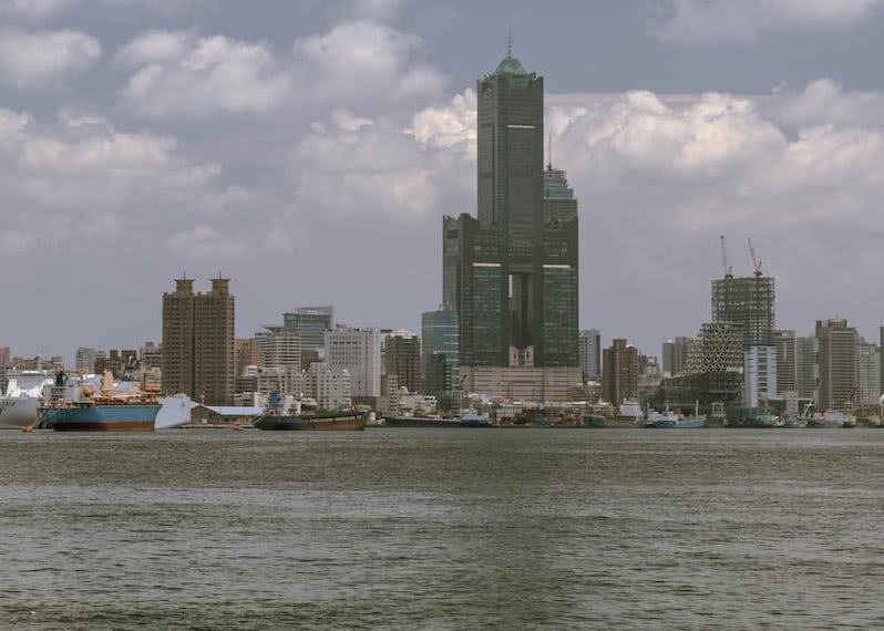 Von der Fähre aus hatten wir einen schönen Blick auf die Skyline von Kaohsiung.