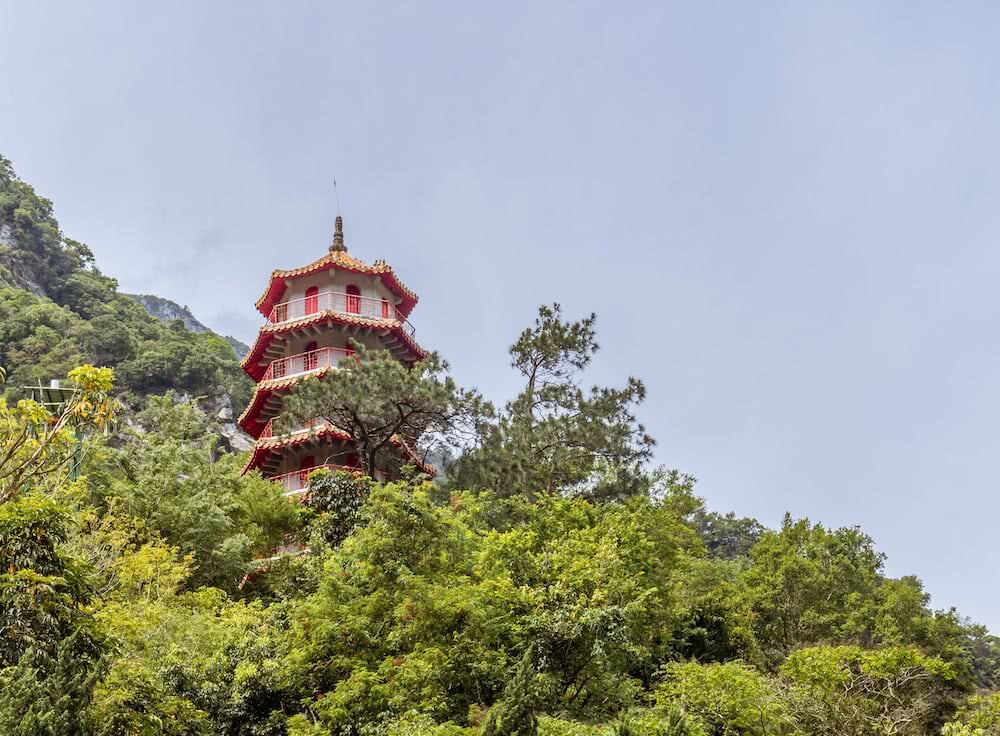 Hoch oben thronte ein buddhistischer Tempel.