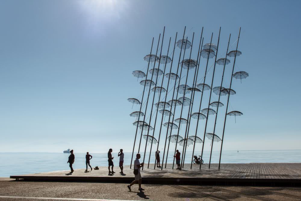 In Thessaloniki erscheint ein Kunstwerk aus Regenschirmen