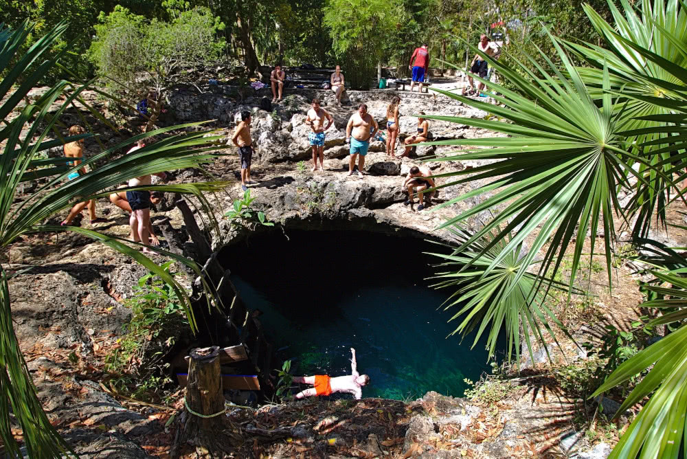 Weltreise: Unterwegs in Cancun und Tulum 7 Die Cenote "Calavera": Ein riesiges Loch im Boden, gefüllt mit Wasser.