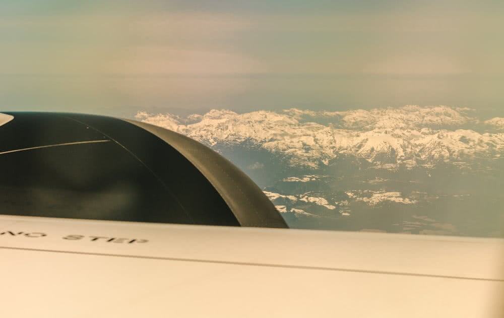 Weltreise: Die letzten Tage in Mexiko – Adiós Mexiko & Hallo Taiwan 11 Vom Flugzeug aus konnten wir einen Blick auf die kanadischen Berge erhaschen.