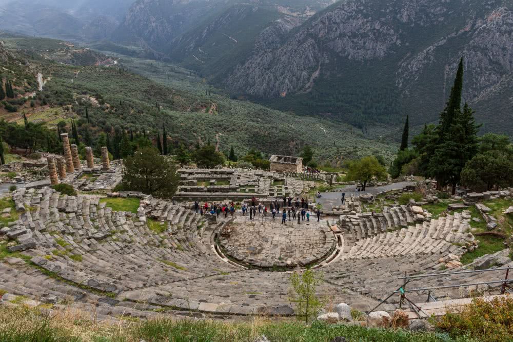 Die Ruinen des Delphi Theaters in schöner Landschaft eingebettet